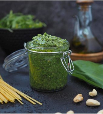 cashew-pesto-mit-kraeutern-und-rucola-vegan-bärlauch-basilikum