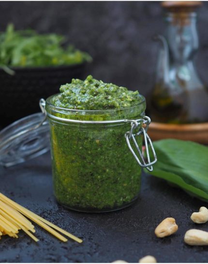 cashew-pesto-mit-kraeutern-und-rucola-vegan-bärlauch-basilikum