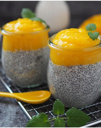 fluffiger-protein-chia-pudding-mit-puerierter-mango