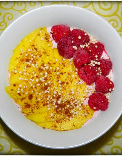 Smoothie-Bowl-Mango-Himbeere-trifft-leckeren-Chia-Pudding