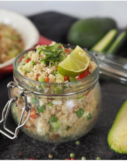 meal-prep-fuer-die-arbeit-couscous-to-go-mit-viel-gemuese