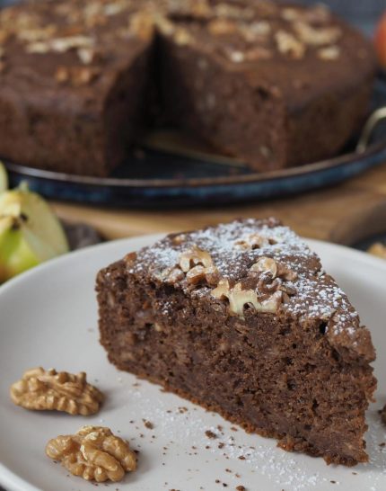 dunkler-gewuerzkuchen-mit-walnuessen