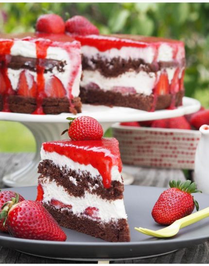 erdbeer-kaesesahne-torte-mit-schokoboden-und-erdbeerguss