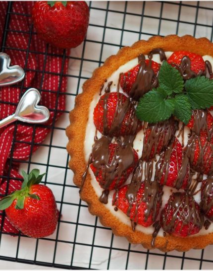 10-minuten-erdbeer-pudding-torte-mit-vanille-erdbeer-marmelade-schokolade