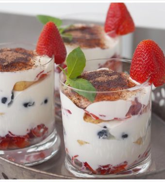 Leichtes-Tiramisu-mit-Erdbeeren-Blaubeeren-aus-dem-Thermomix