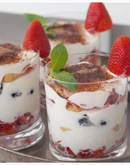 Leichtes-Tiramisu-mit-Erdbeeren-Blaubeeren-aus-dem-Thermomix