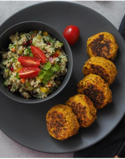 falafel-mit-joghurt-minz-dressing-und-quinoa-salat