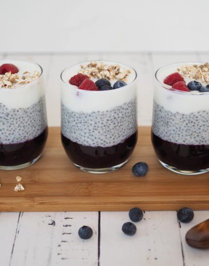 chia-pudding-mit-beerenkompott-und-kokosjoghurt