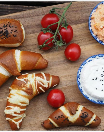 brotzeit-selbstgemachter-frischkaese-laugen-hoernchen-fuerstenberg-natur-radler