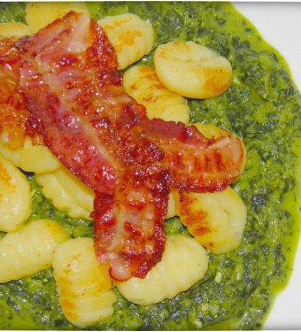 Gebratene-Bacon-Gnocchi-auf-Spinatbett