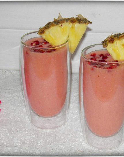 Smoothie-in-pink–Granatapfel-trifft-Ananas