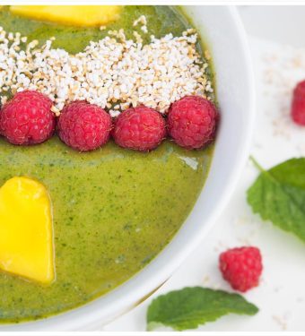 Grüner-Smoothie-Bowl-Gesundes-Frühstück-zum-Löffeln