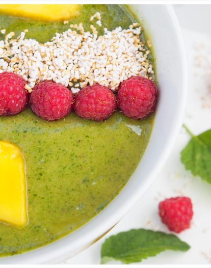 Grüner-Smoothie-Bowl-Gesundes-Frühstück-zum-Löffeln