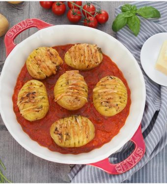 hasselback-kartoffeln-tomatensosse-bayerische-kartoffel