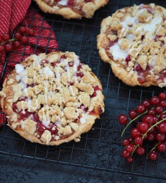 schnelle-johannisbeer-streuseltaler-limetten-zuckerguss