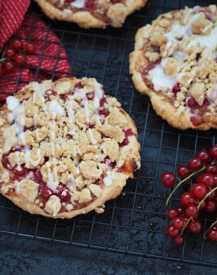 schnelle-johannisbeer-streuseltaler-limetten-zuckerguss