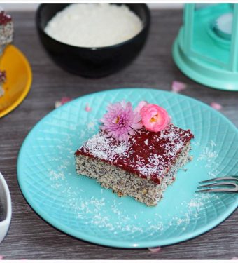 low-carb-mohn-kokos-schnitten-mit-schoko-erdbeer-haube