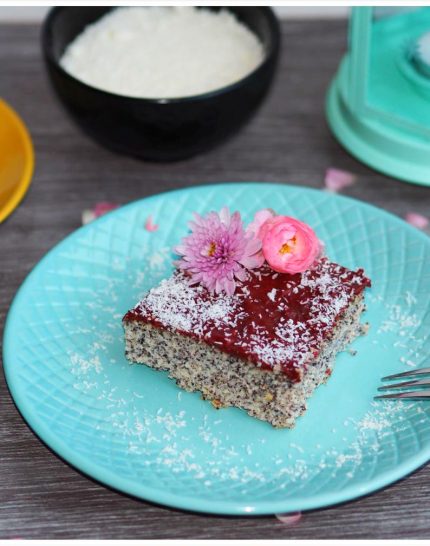 low-carb-mohn-kokos-schnitten-mit-schoko-erdbeer-haube