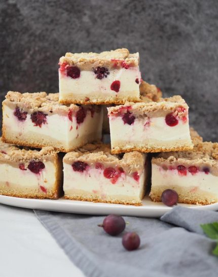 kaesekuchen-mit-beeren-aus-dem-garten-zimtstreuseln