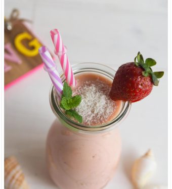 Karibischer-Kokos-Erdbeertraum-Thermomix-Cocktail-oder-Smoothie