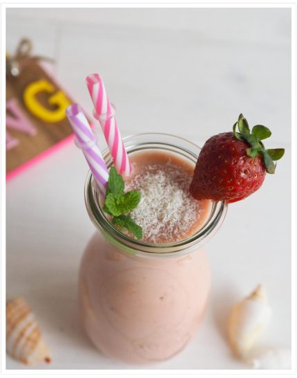 Karibischer-Kokos-Erdbeertraum-Thermomix-Cocktail-oder-Smoothie