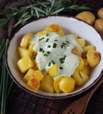 ofenkartoffeln-mit-joghurt-feta-knoblauch-dip