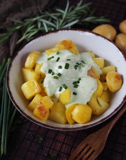 ofenkartoffeln-mit-joghurt-feta-knoblauch-dip