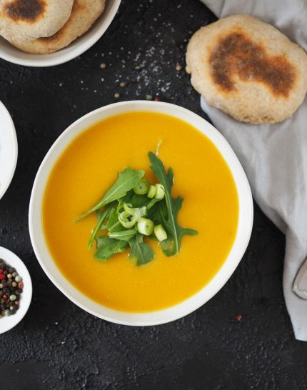 kuerbis-kartoffelsuppe-mit-rucola-vollkorn-protein-naan