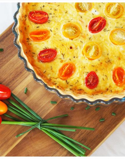 tomaten-lachs-quiche-mit-ganz-vielen-gartenkraeutern