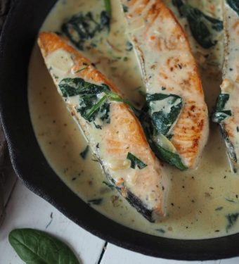 20-minuten-rezept-lachs-in-cremiger-sahnesosse-mit-spinat