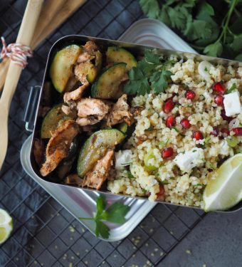 meal-prep-bulgursalat-mit-granatapfel-lachs-zucchini-gemuese