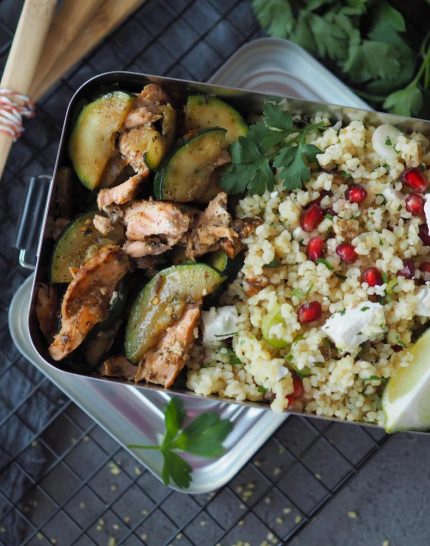 meal-prep-bulgursalat-mit-granatapfel-lachs-zucchini-gemuese