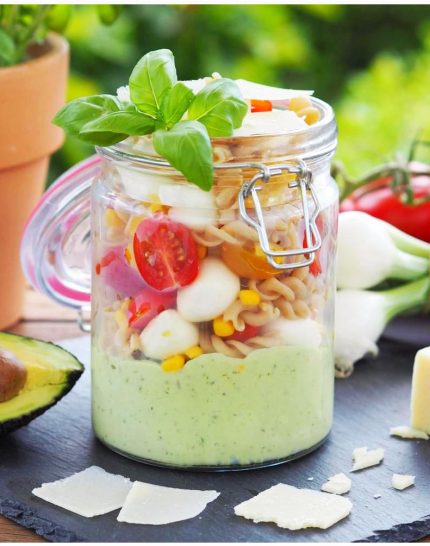 nudelsalat-caprese-to-go-mit-avocado-dressing