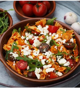 nudelsalat-mit-ajvar-rucola -geroesteten-pinienkernen