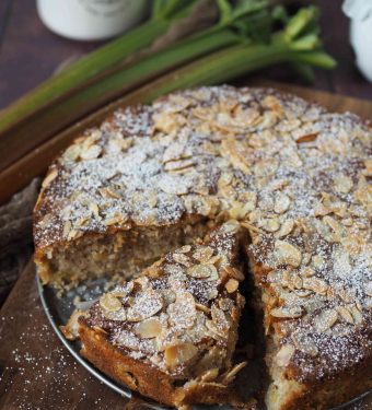 nussiger-rhabarberkuchen-mit-mandelhaube