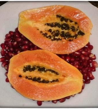 Gesundes Frühstück: Papaya (incl. Kernen) & Granatapfel und was ich im allgemeinen gerne morgens zu mir nehme!