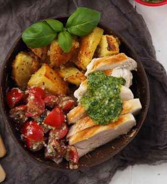 pesto-bowl-mit-parmesan-kartoffeln-haehnchen-und-salat