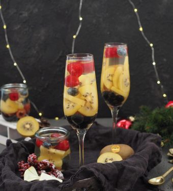 fuer-die-feiertage-prosecco-gelee-dessert-mit-kiwi-beeren