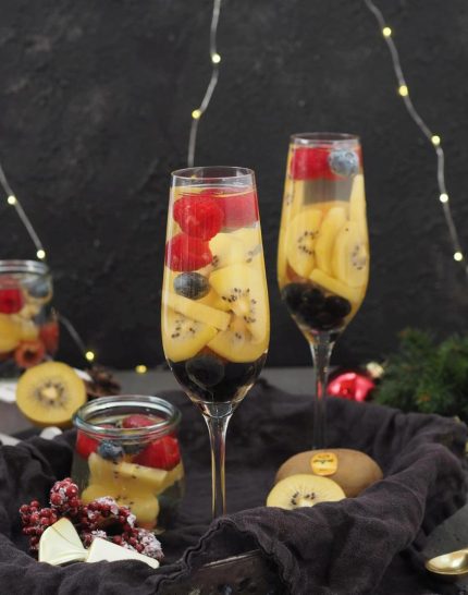 fuer-die-feiertage-prosecco-gelee-dessert-mit-kiwi-beeren