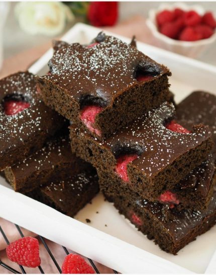 fluffige-protein-brownies-mit-apfelmus-statt-butter-und-himbeeren