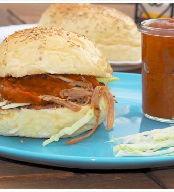 Pulled-Pork-pikante-BBQ-Soße-selbstgemacht-Burger-Buns-Hamburger-Broetchen