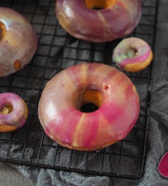 rainbow-donuts-mit-natuerlichen-farben-eingefaerbt-ohne-farb-und-konservierungsstoffe