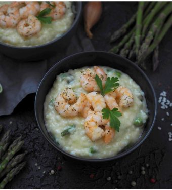 parmesan-risotto-mit-spargel-und-garnelen