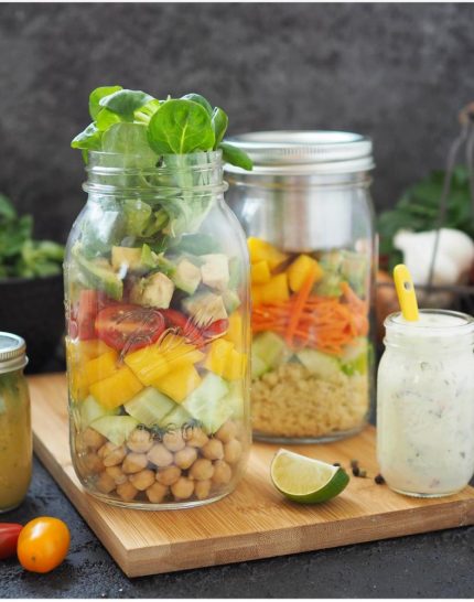 salat-to-go-kichererbsen-mango-fruehlingssalat-mit-2-verschiedenen-dressings-sanotact