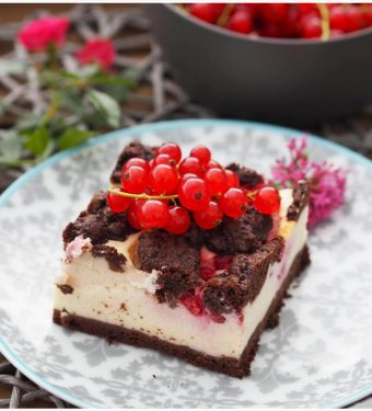 schwarz-weisser-kaesekuchen-johannisbeeren-streusel-kakao-russicher-zupfkuchen