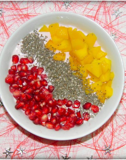 Kokos-Beeren-Smoothie-Bowl-mit-Chia-Mango-Granatapfel