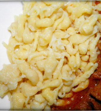 schwäbische Spätzle (Knöpfle) aus dem Thermomix mit Gulasch