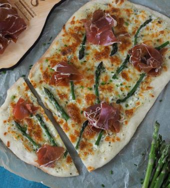 spargel-flammkuchen-mit-serrano-schinken