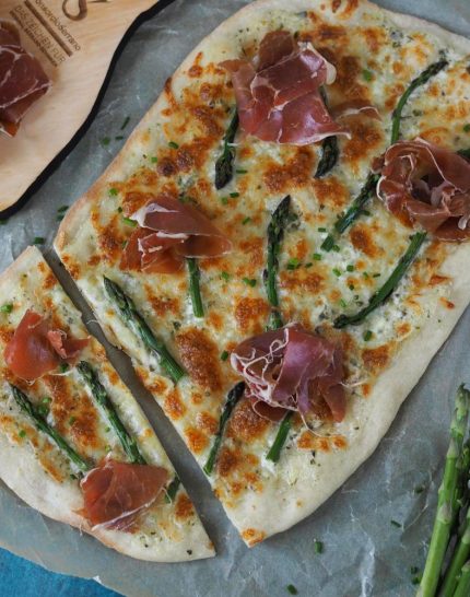 spargel-flammkuchen-mit-serrano-schinken