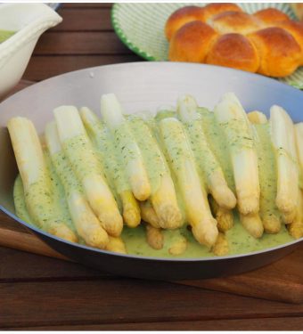 spargel-mit-kraeutersoessle-mediterraner-broetchensonne-kräuter